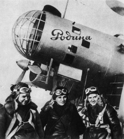 Полина Осипенко, Валентина Гризодубова и Марина Раскова (слева направо) у самолета 