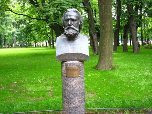 Бюст Александра Иванова в Михайловском саду