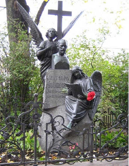 Могила П.И. Чайковского на Тихвинском кладбище Александро-Невской лавры
