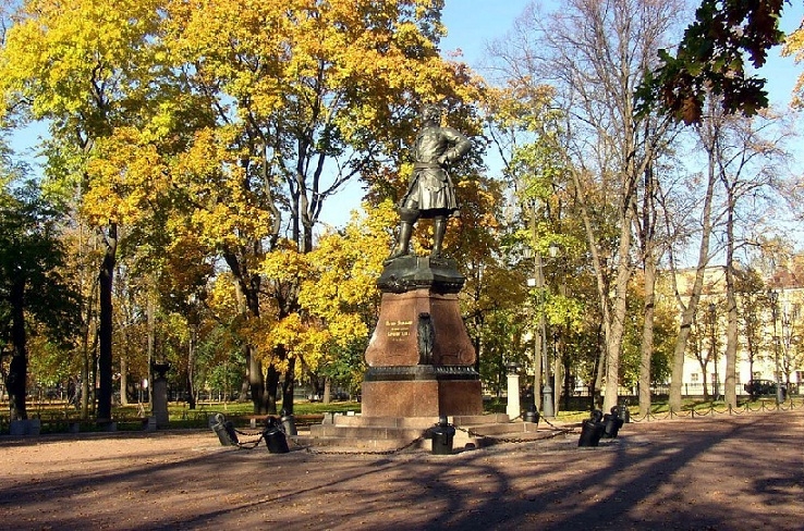 Памятник Петру I в Петровском парке Кронштадта