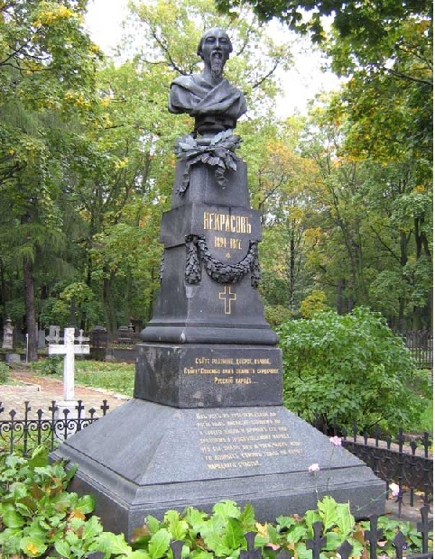 Памятник на могиле Н.А. Некрасова на Новодевичьем кладбище Петербурга