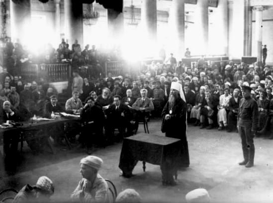 Заседание Петроградского ревтрибунала по делу митрополита Вениамина. Фото 1922 г.