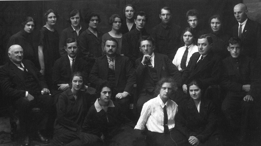 Группа выпускников отделения СПОН института им А. И. Герцена. Четвертый во втором ряду слева – В. Н. Сорока-Росинский. 1927 г