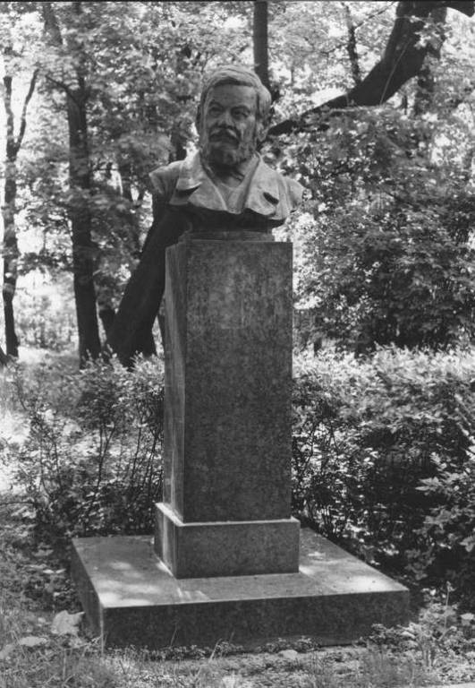 Памятник, ул. Академика Павлова, 12