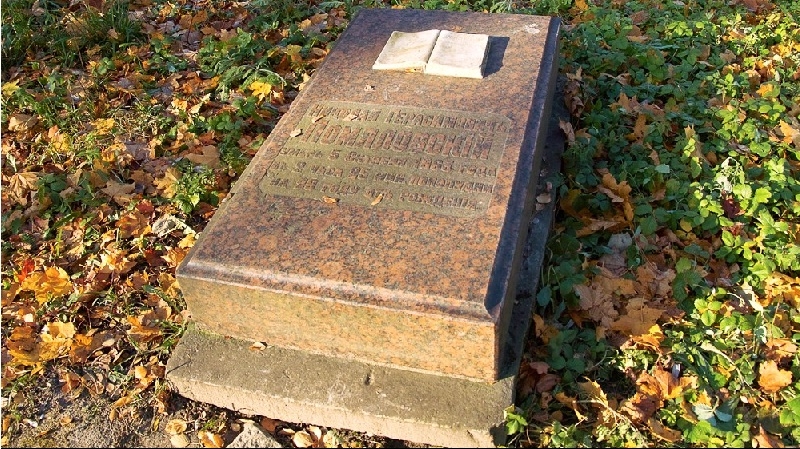 Надгробие Н.Г. Помяловского на Литераторских мостках