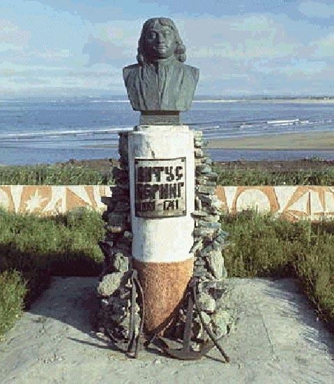 Памятник на могиле В. Беринга на острове Беринга. Современное фото