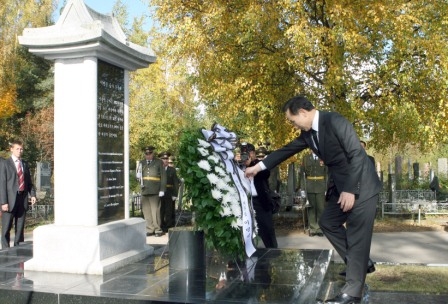 В 2002 году на могиле дипломата был установлен памятник
