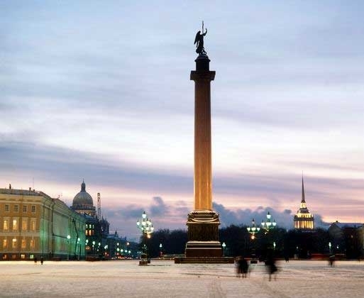 Александровская колонна воздвигнута в память о победе Александра I над Наполеоном