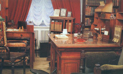 Кабинет в квартире Д.И. Менделеева в Санкт-Петербургском университете, где он жил с 1866 по 1890 годы - в период, когда он был профессором Петербургского университета