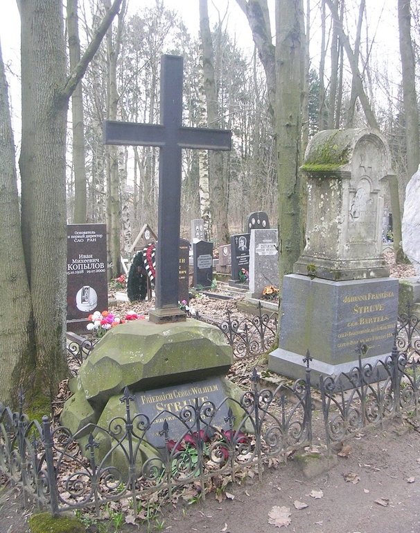 Памятник В.Я. Струве на кладбище Пулковской обсерватории 