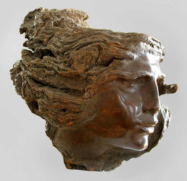 Скульптура С.Д. Эрьзи «Пламенный» (1934) передает стремительность и романтический порыв