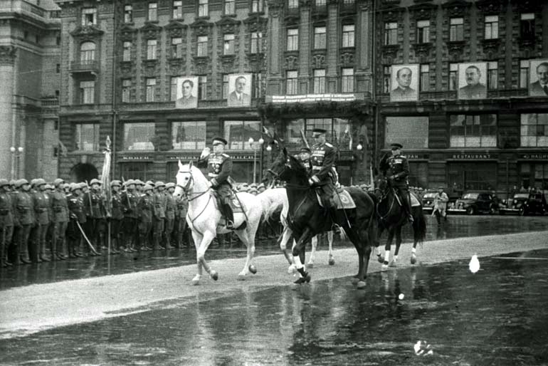 Маршал Жуков на белом коне Кумире принимает Парад Победы, 24 июня 1945