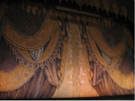 Знаменитый занавес сцены Мариинского театра, где идут балеты И.Ф. Стравинского