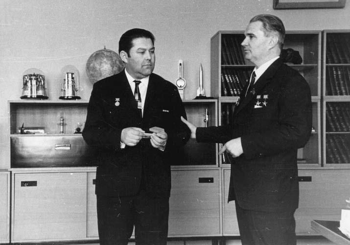 В.П. Глушко вручает медаль 40-летия ГДЛ-ОКБ начальнику отдела предприятия М.Р.Гнесину. 1969 г