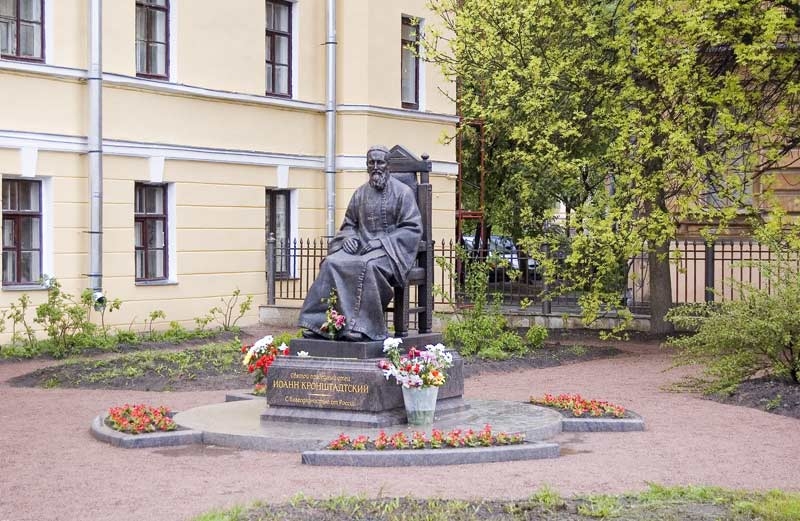 Памятник Иоанну Кронштадтскому. Скульптор Андрей Соколов, 2006 г.