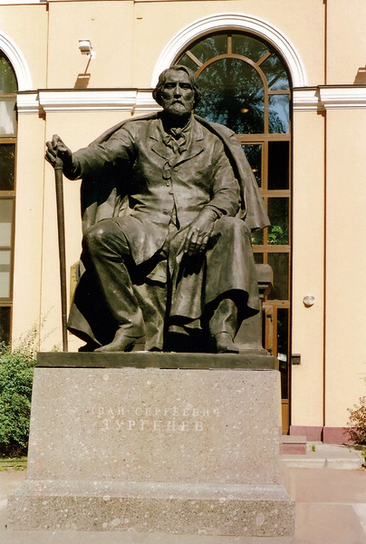 Памятник И.С. Тургеневу в сквере на Манежной площади