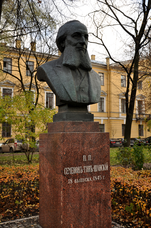 Памятник, Лермонтовский пр., 52
