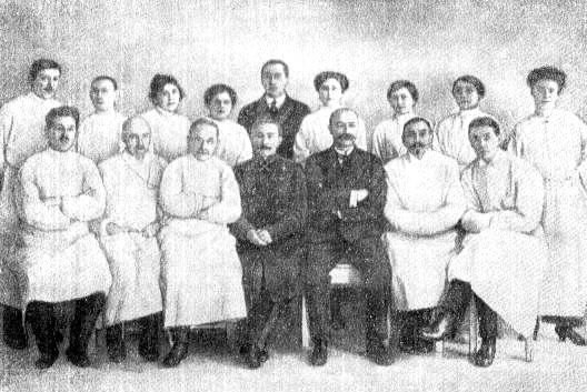 Г.А. Ивашенцов в группе врачей