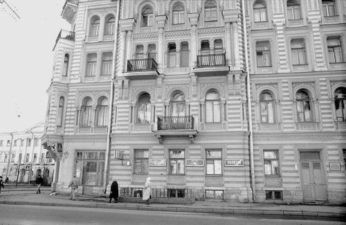 Дом Мурузи. Вид со стороны ул. Пестеля. Квартира Бродских на 2-м этаже с балконом. Фото М. И. Мильчика, 1996 г.