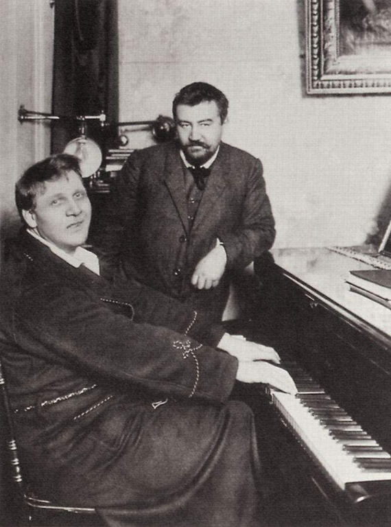 Ф.И. Шаляпин за своим фортепиано; рядом А.И. Куприн. Санкт-Петербург