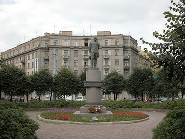 Памятник на пл. Стачек