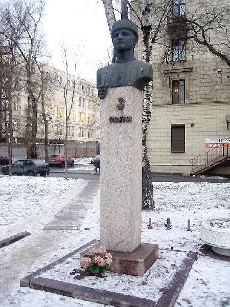 Памятник на углу Большого Сампсониевского пр. и ул. Смолячкова