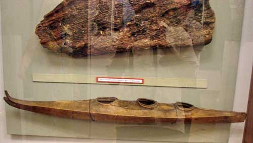 Макет байдары алеутской (из коллекции адмирала М. П. Лазарева) и часть корабельного дерева с фрегата «Паллада». Фото серии 