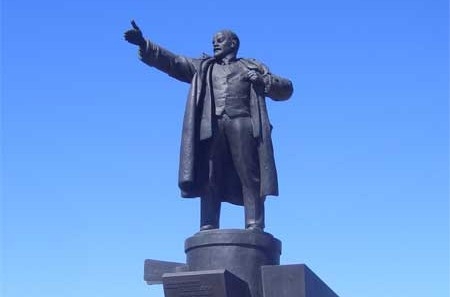 Памятник В.И. Ленину на пл. Ленина, скульптор С.А. Евсеев, архитекторы В.А. Щуко, В.Г. Гельфрейх, открыт 7 ноября 1926 г.