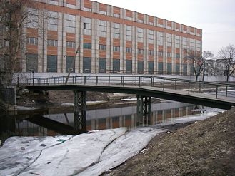 Бердов мост через реку Пряжку. Мост был построен напротив проходной завода Чарлза Берда и соединил её с Мясной улицей