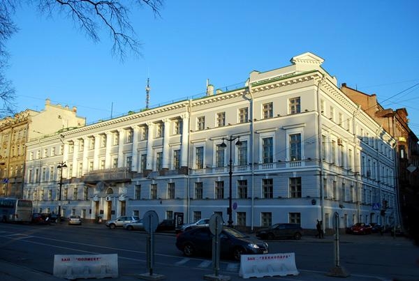 В 1804 году - Дом губернских присутственных мест, Адмиралтейский пр., 6