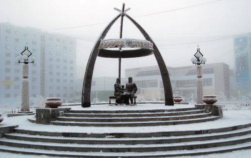 Памятник С. Дежневу с семьей в Якутске