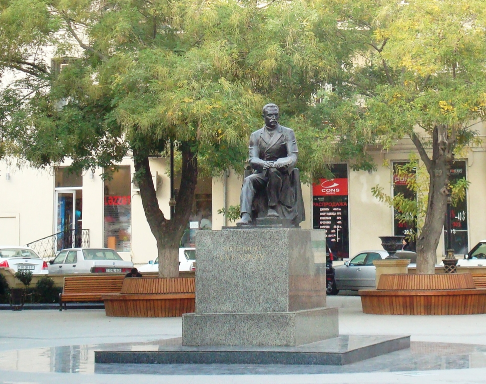 Памятник М. Ф. Ахундову в Баку. Скульптор П. Сабсай