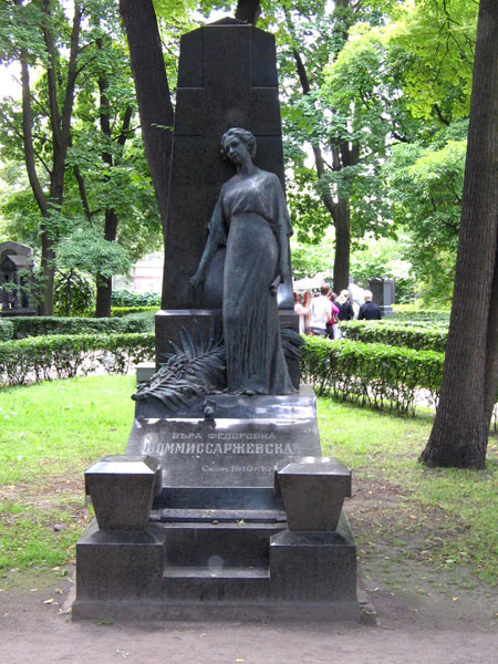 Надгробие актрисы В. Ф. Комиссаржевской.