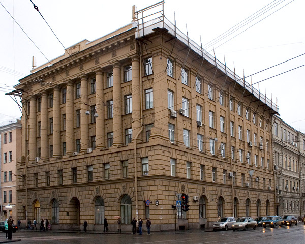 Здание на углу Суворовского пр. и 2-й Советской ул.