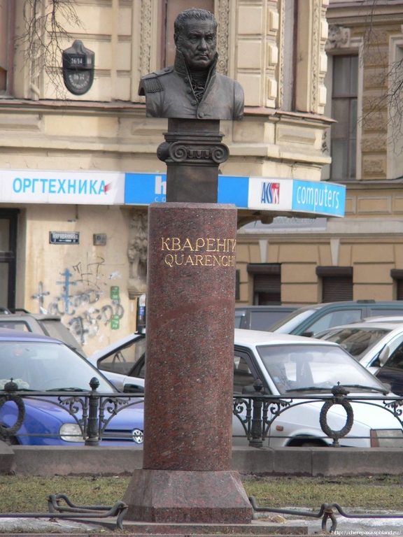 Бронзовый бюст Дж. Кваренги на Манежной площади