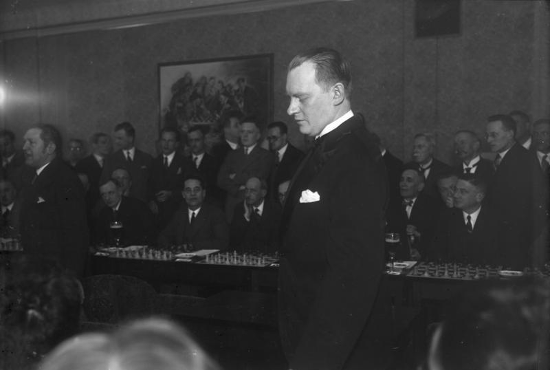 Алехин даёт сеанс одновременной игры в Берлине (1930)