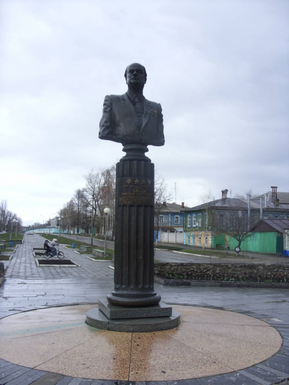 Памятник Н. Басову в г. Усмань