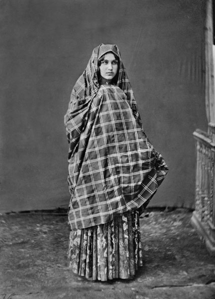 Азербайджанка в праздничной одежде. Шемаха, Азербайджан. 1883 г.