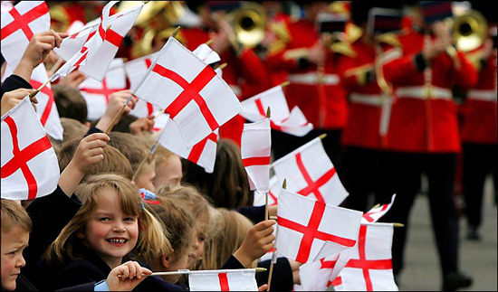 Праздничное шествие встречают флаги Англии