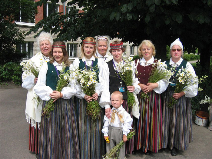 Латыши в национальных костюмах