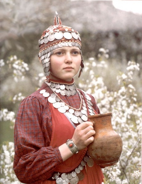 Девушка в чувашском национальном костюме