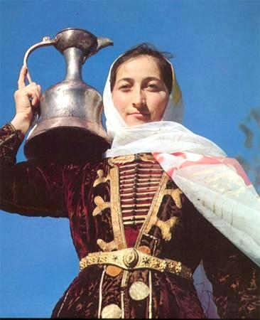 Карачаевская девушка в национальной одежде