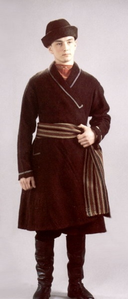 Юноша в чувашском национальном костюме