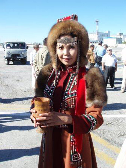 Якутская девушка в национальной одежде