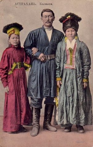 Калмыки в традиционной одежде