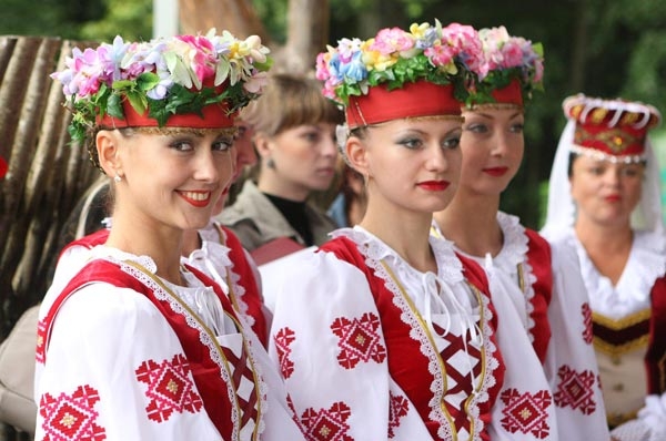 Белорусы в национальных костюмах