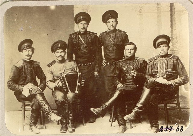 Фотография из альбома Сибирского казачьего войска, выставка в Омске, 1911 год