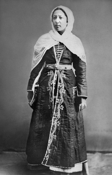 Ингушка в нарядном национальном платье. Ингушетия. 1883 г.