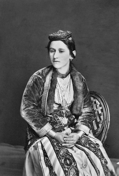 Гречанка в Трапезунде, в нарядной одежде с вышивкой и мехом. Турция. Фото Д. Н. Ермакова. 1881 г.