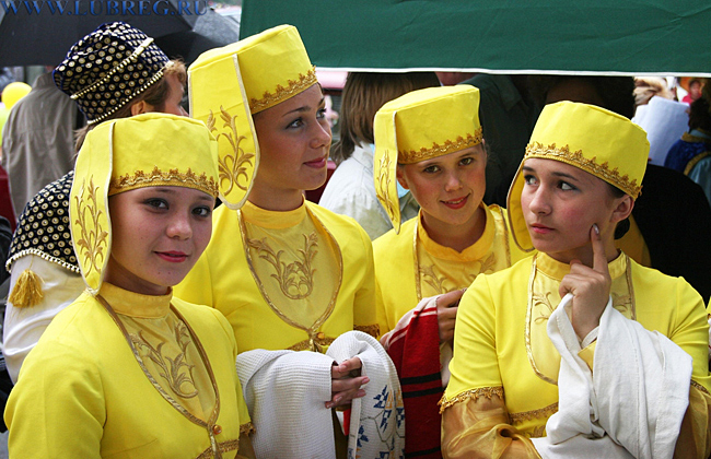 Татарские девушки в национальных костюмах